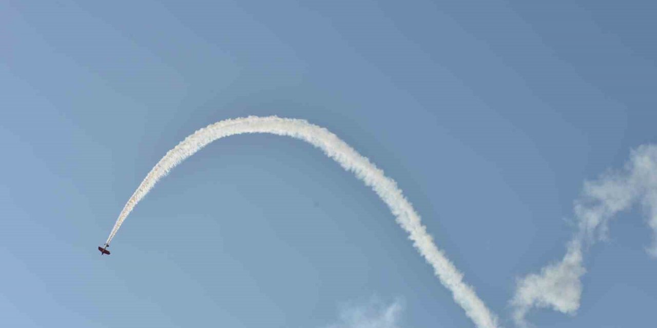 Türkiye’nin ilk kadın akrobasi pilotu ve yerli uçağımız Hürkuş izleyenleri mest etti