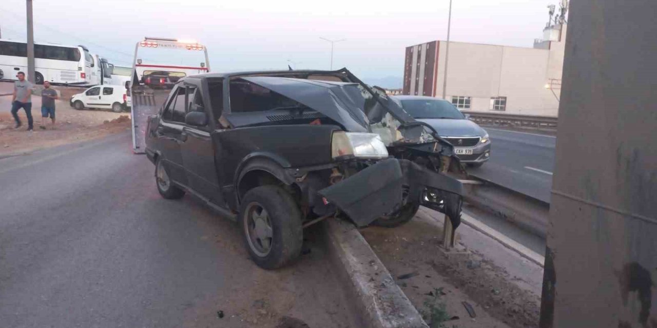 Bariyeri aşan otomobil yön levhası direğine çarparak durabildi: 3 yaralı