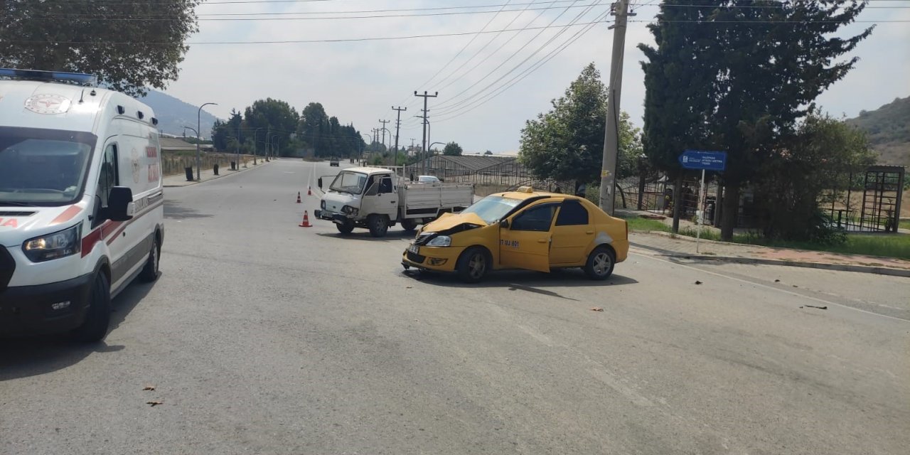 Gazipaşa’da ticari taksi ile kamyonet çarpıştı: 4 yaralı