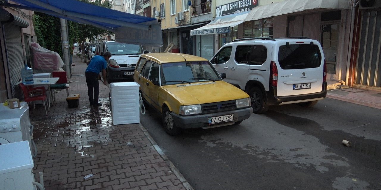 Araba siperli silahlı çatışmadan çıkan mermi dükkanının önünde duran spotçuyu kalbinden vurdu