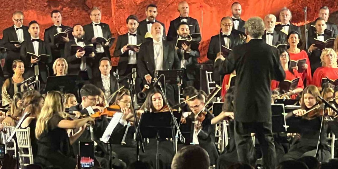 Kapadokya’da 140 kişilik koro Beethoven’in 9. Senfonisi ile kulakların pasını sildi