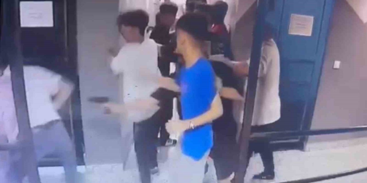 Bağcılar’da halı saha maçı kanlı bitti...O anlar kameralara yansıdı