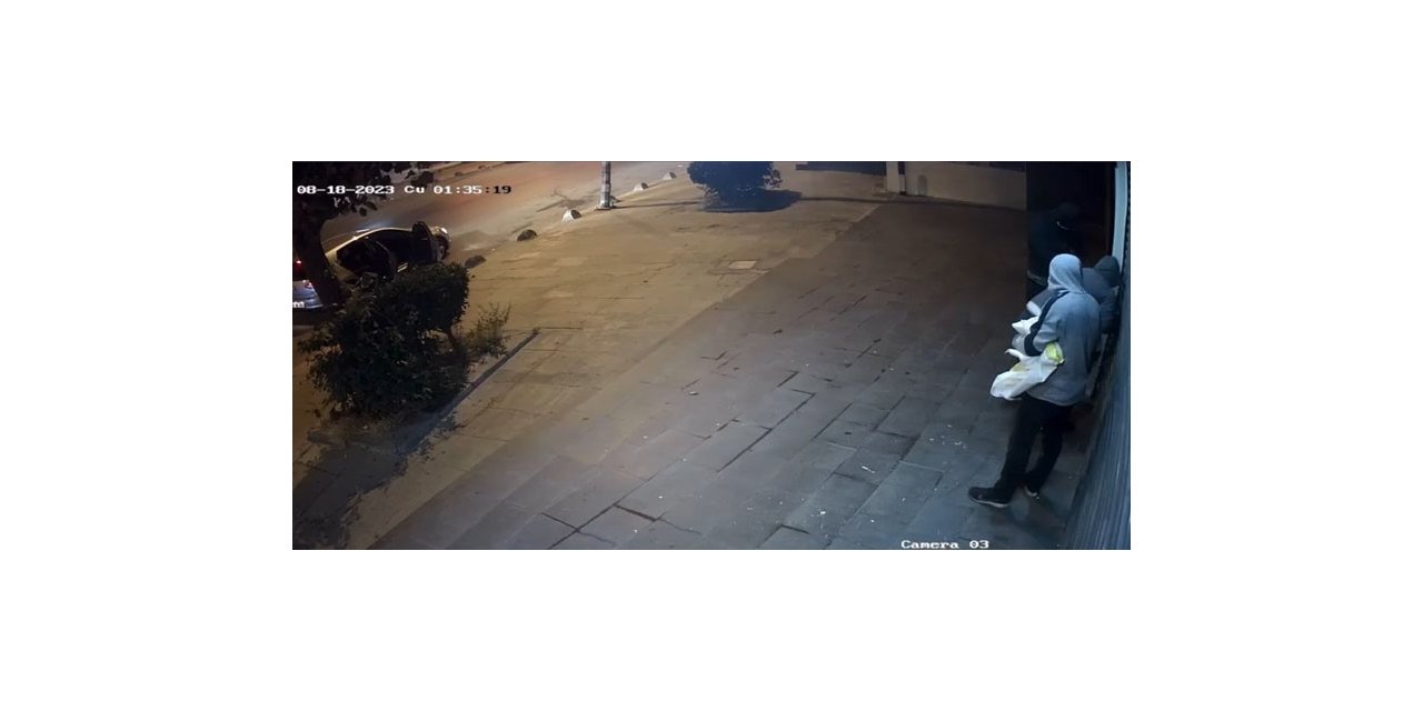 Arnavutköy’de hırsızlık şüphelileri 7 dakika boyunca kimseye aldırış etmeden kuyumcuya girmeye çalıştı