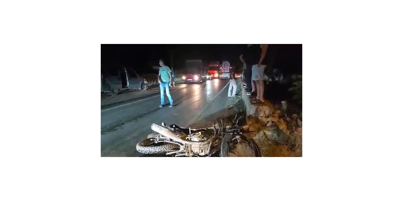 Hafif ticari araç motosikletle kafa kafaya çarpıştı: 1 yaralı