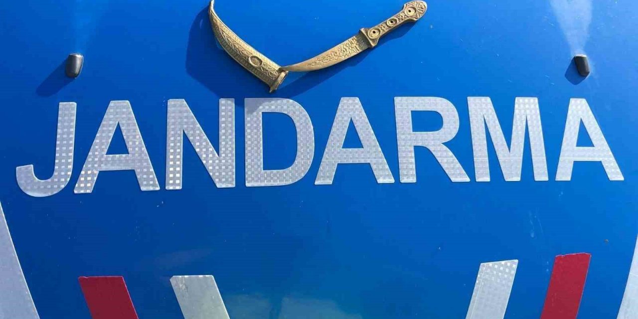 Şüphe üzerine durdurulan araçtan hançer ele geçirildi