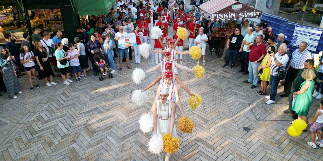 Karadağ Herceg Novi Bandosu, İzmir Marşı ile festivale katılanları mest etti