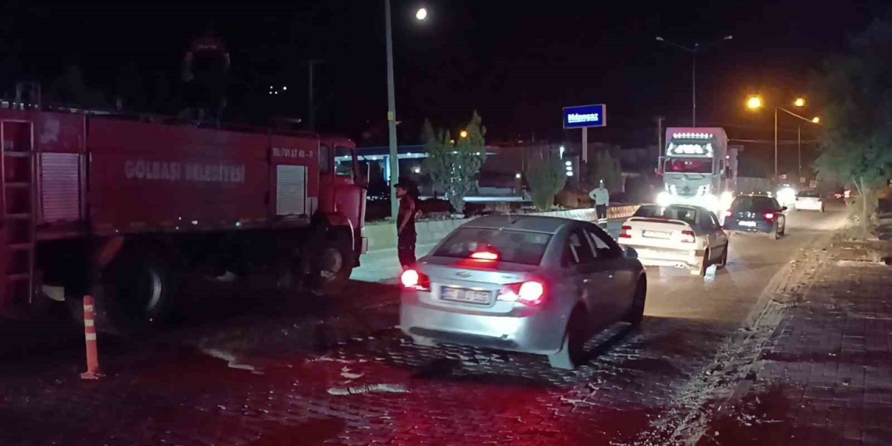 Aydınlatma direğinde çıkan yangın paniğe neden oldu