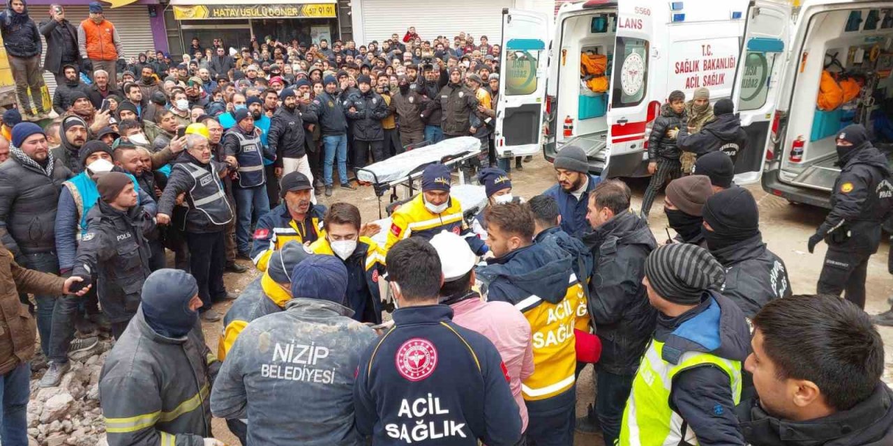 Gaziantep’te 110 araç ile bini aşkın acil sağlık personeli depremzedelerin ilk yardımına koştu