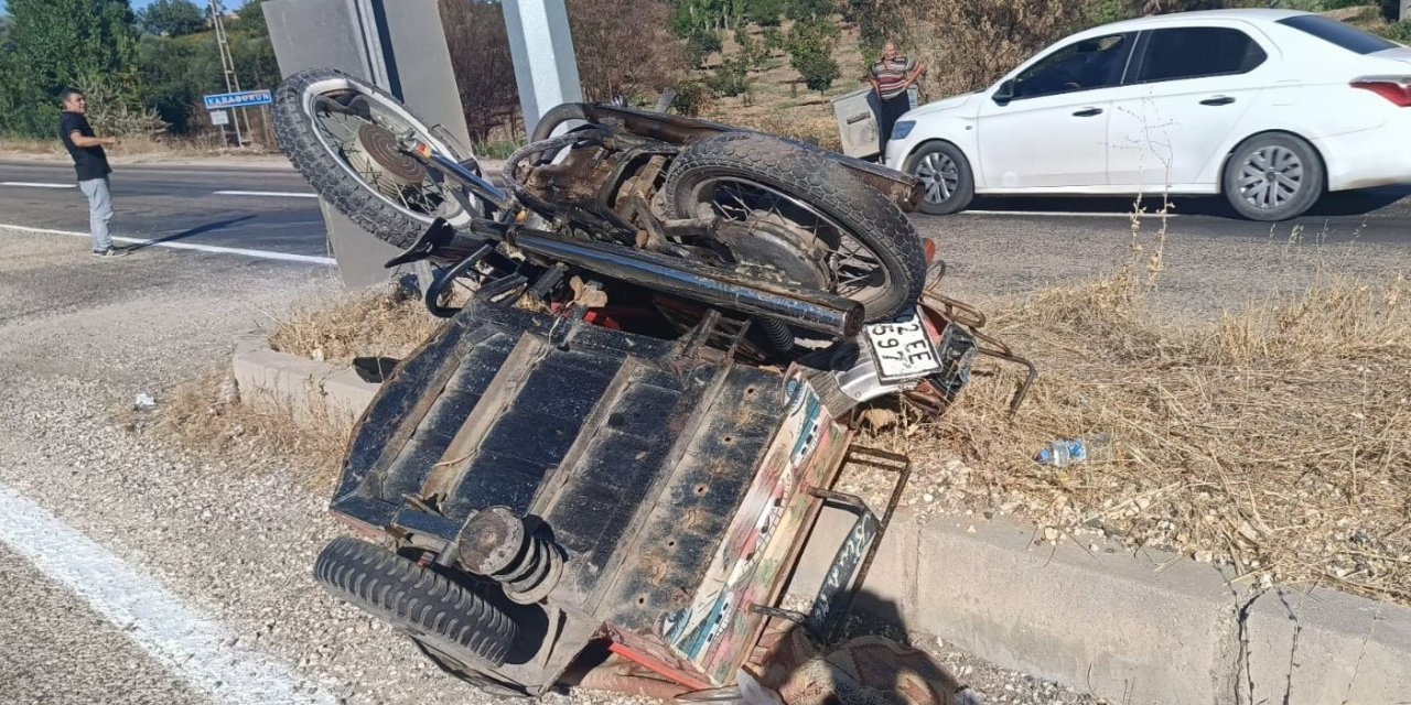 Sepetli motosiklet ile otomobil çarpıştı: 1 yaralı
