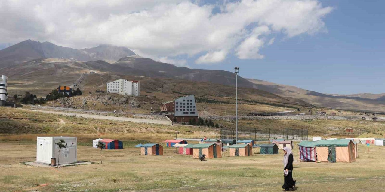 Sıcaktan bunalan Kayserililer Erciyes’te serinliyor