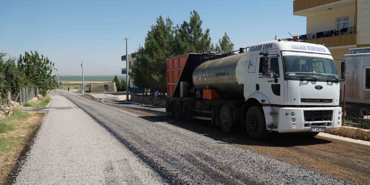 Kırsal mahallelerden sathi kaplama asfalt çalışmaları sürüyor