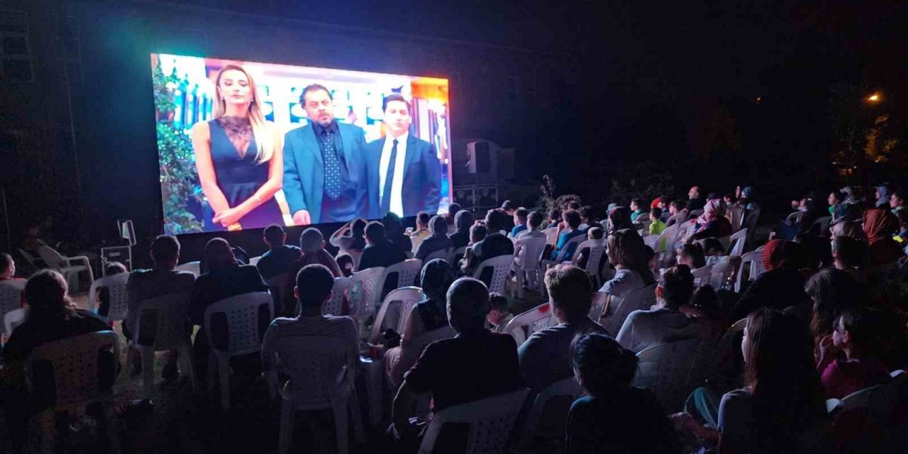 Gölcük’te açık hava sinema keyfi