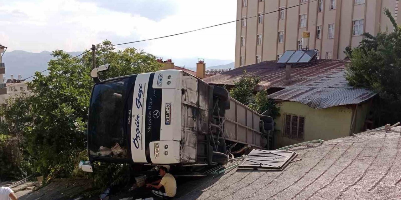 Karaman’da yokuş çıkarken geri kayan tur otobüsü evin bahçesine devrildi: 30 yaralı