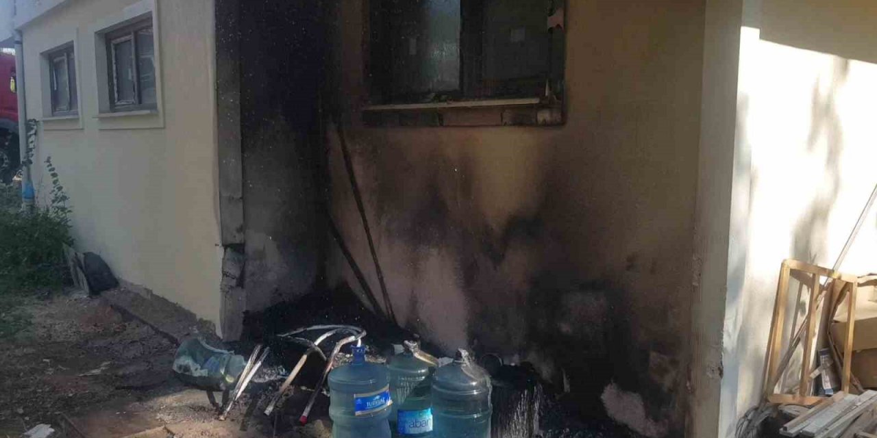Araç lastikleri alev aldı, apartman yanmaktan kurtuldu