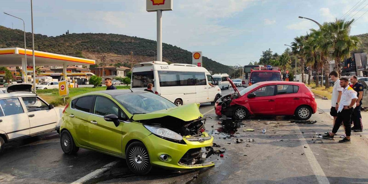 İki otomobil kafa kafaya çarpıştı: 1 yaralı