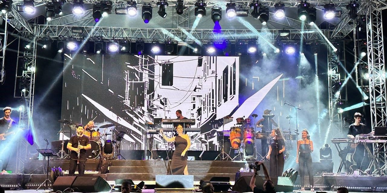 Evreşe Belediyesi 4. Müzik Festivalinde Simge Sağın rüzgarı esti