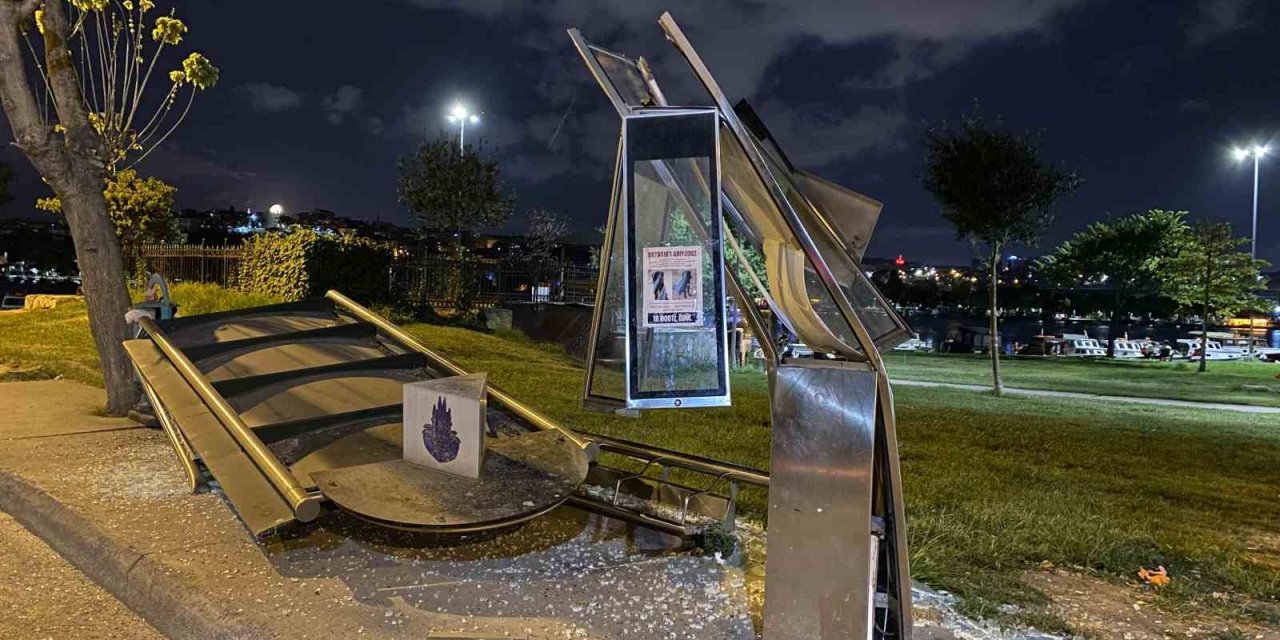 Beyoğlu’nda İETT otobüsü durağa daldı, şoför olay yerinden kaçtı