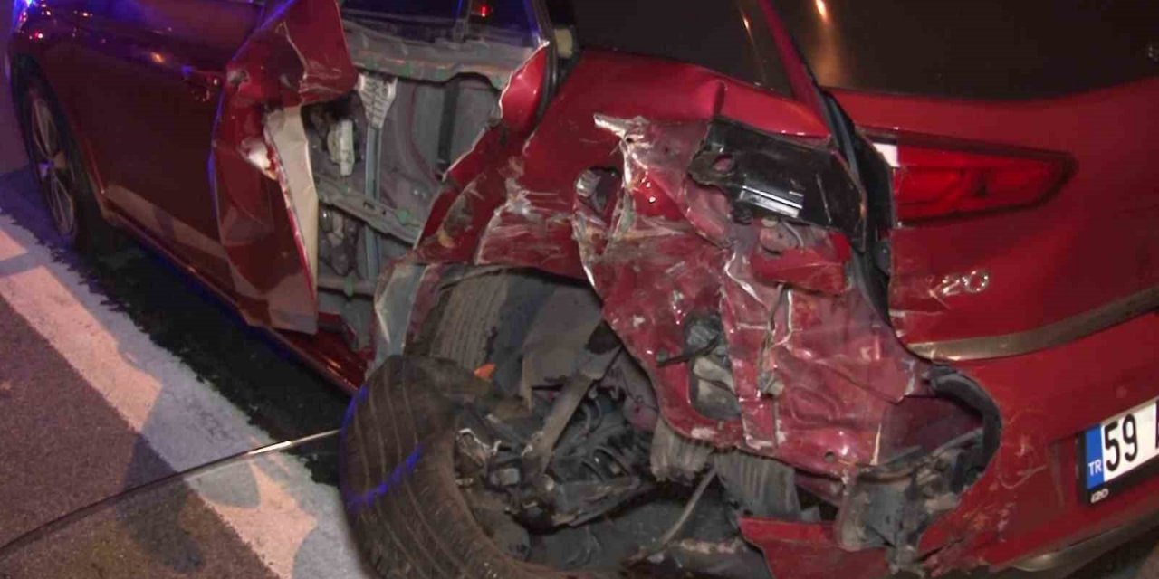 Ticari taksi otomobile arkadan çarptı: 2 yaralı