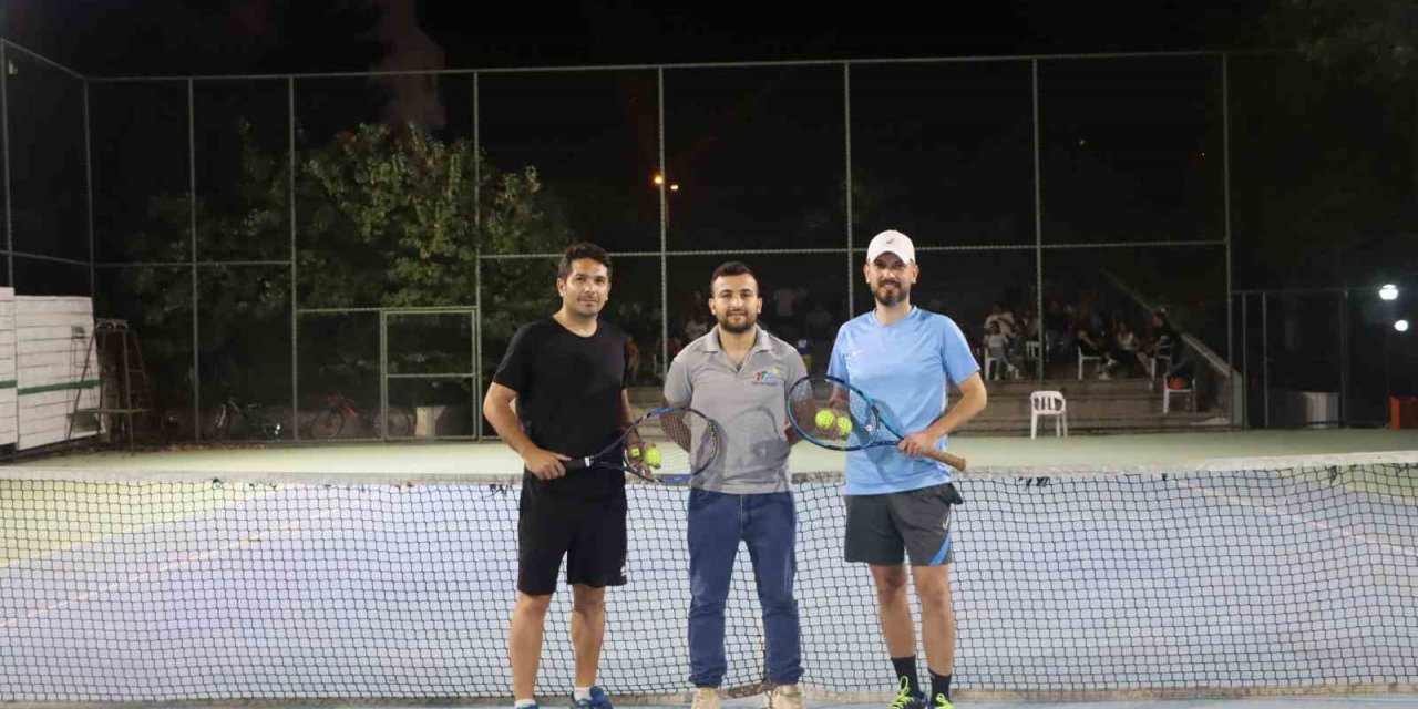 Tenis turnuvası Selçuk Kılıç kazandı.