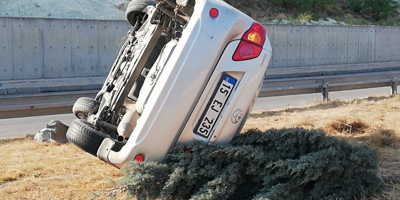 Burdur’da kontrolden çıkan otomobil takla attı, 4 kişi yaralandı