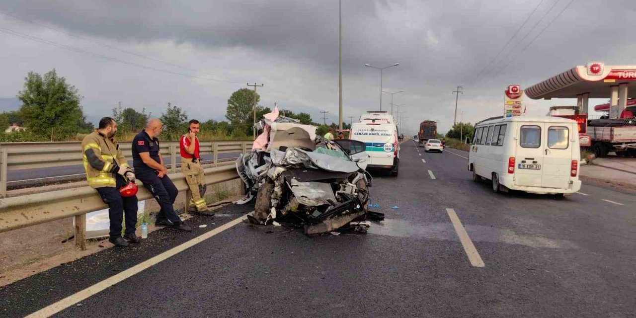 Otomobil sürücüsü tıra böyle çarptı: 1 kişi öldü, 3 kişi yaralandı