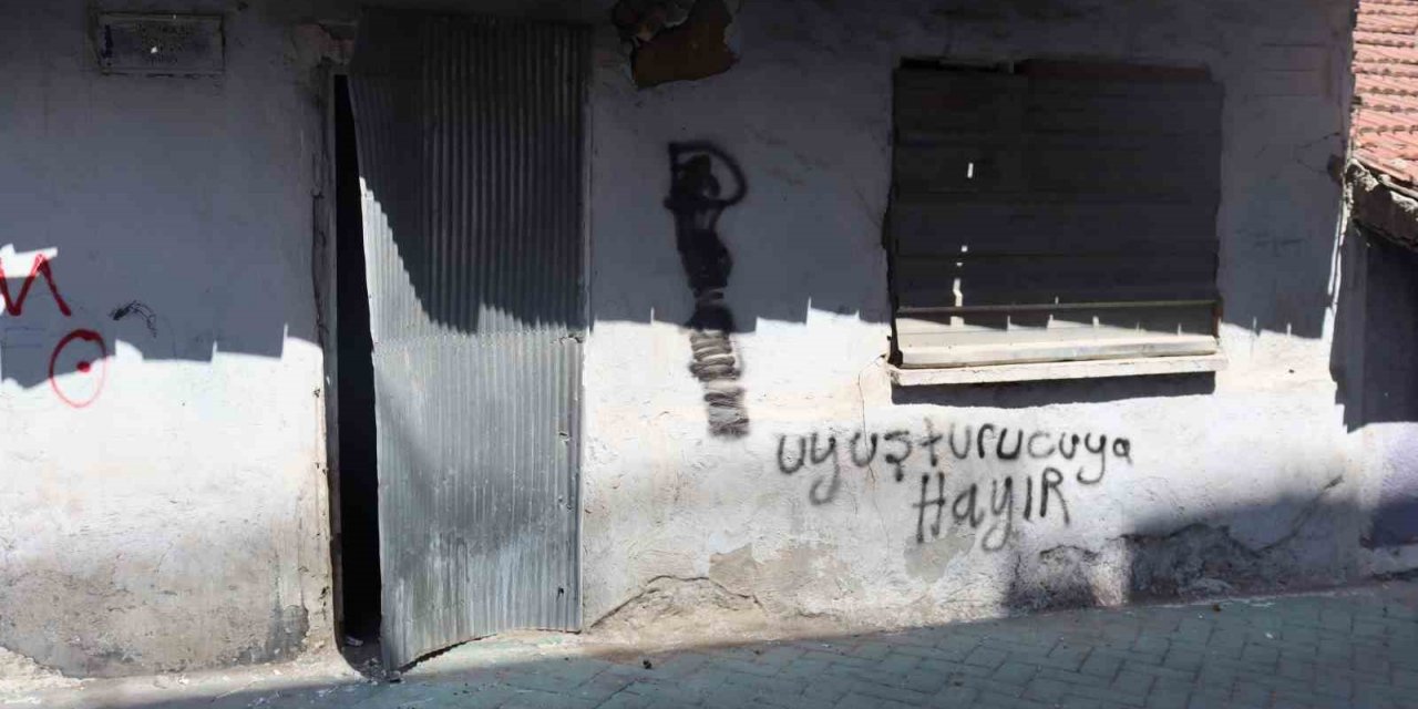 Eskişehir’deki virane ev sokak sakinlerine endişe veriyor