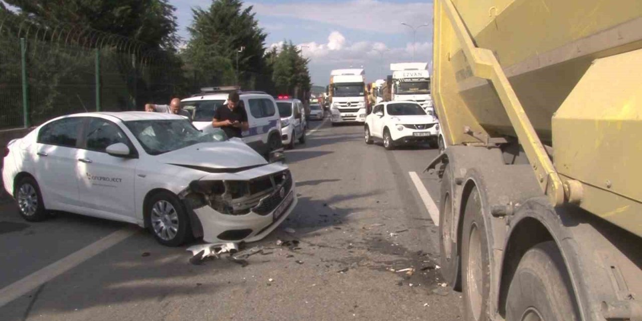 Tuzla’da otomobil ile hafriyat kamyonu çarpıştı: 3 yaralı