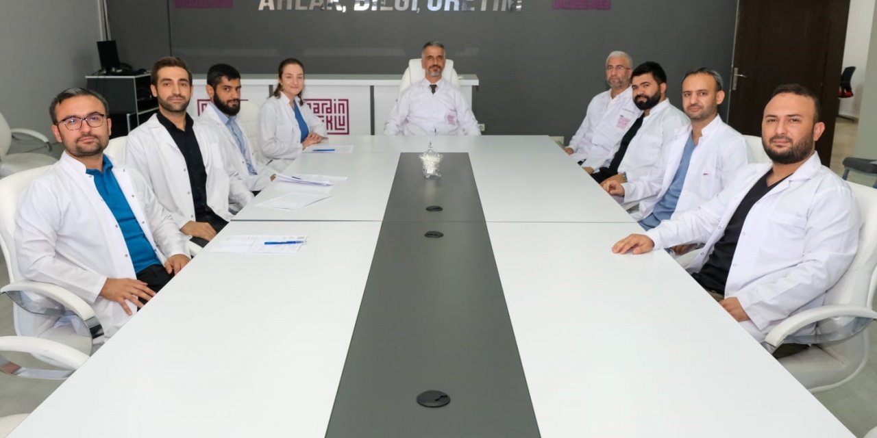 Mardin Tıp Fakültesi’nin ilk asistan doktorları yeleklerini giydi