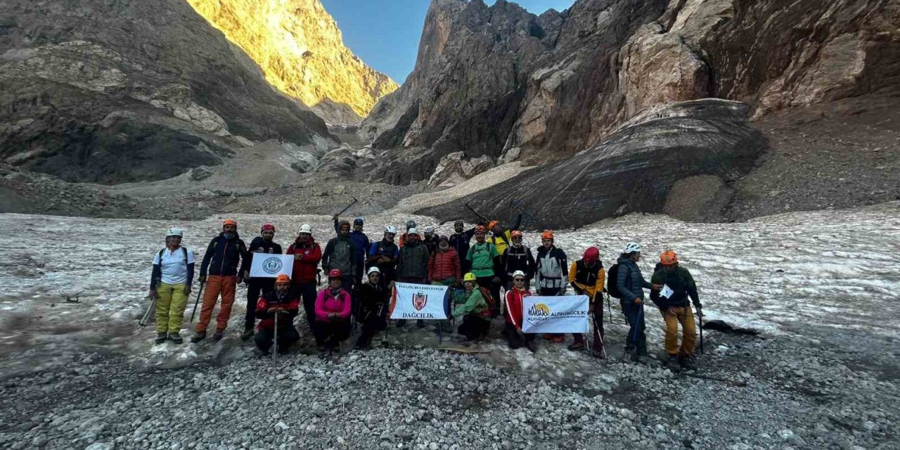 İnegöllü sporcular Cilo Dağı’nda buz tırmanış eğitimine katıldı