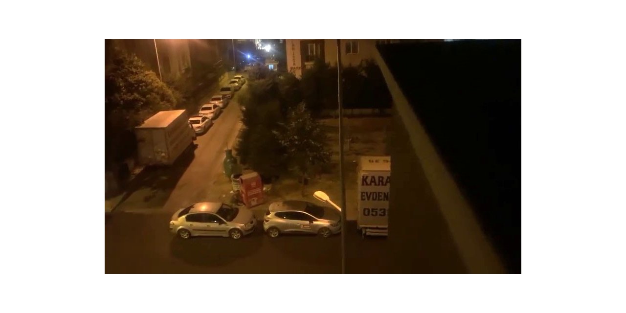 Büyükçekmece’de giysi kumbarasındaki hırsızlık kamerada