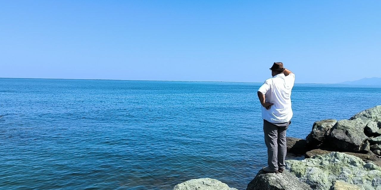 10 gündür sahilde denizde kaybolan ağabeyinden gelecek bir haberi bekliyor