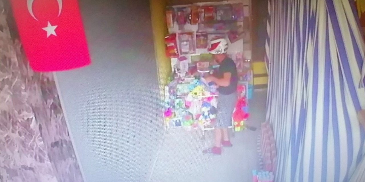 Kasklı oyuncak hırsızı kamerada