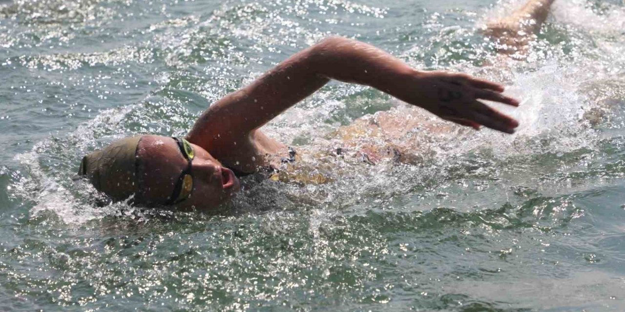 Türkiye şampiyonası için Kocaeli’de kulaç attılar