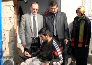 Başbakan'a ulaşamadı arabasına ulaştı