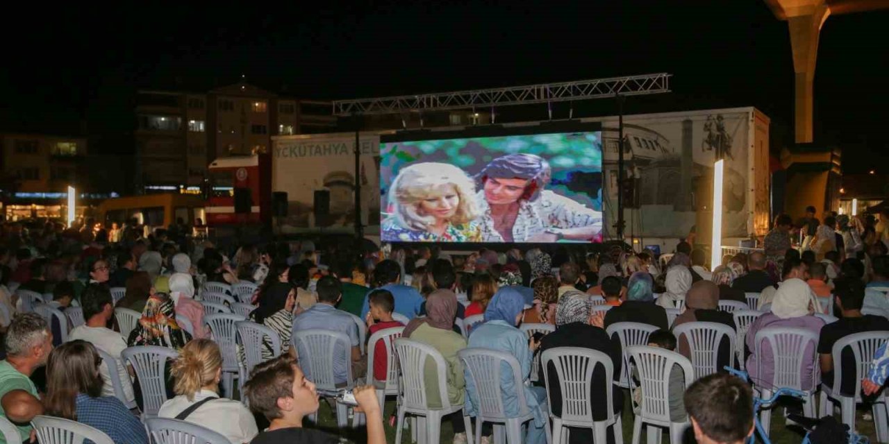 Kütahya’da açık hava sinemasında nostalji rüzgarı