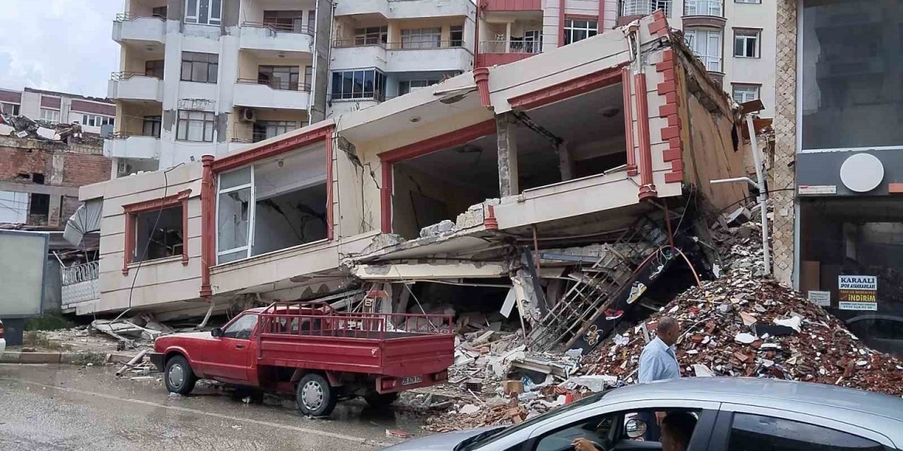 Hatay’da ağır hasarlı bina çöktü