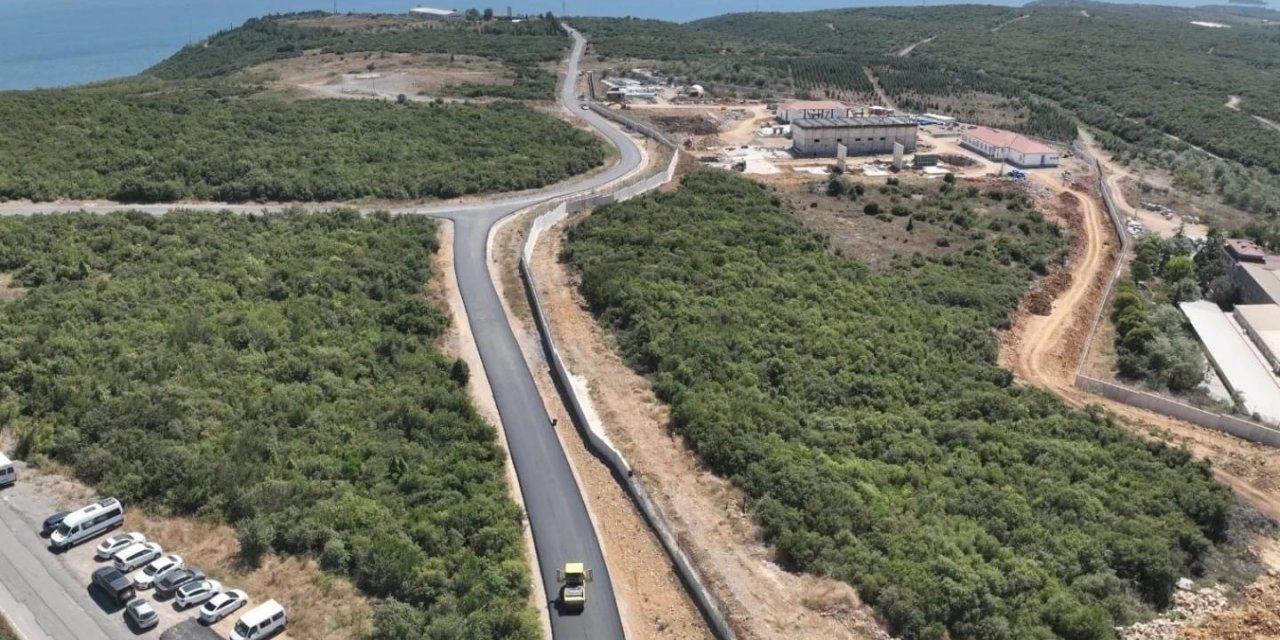 Gebze’nin kırsal mahallelerinde sıcak asfalt çalışmaları sürüyor