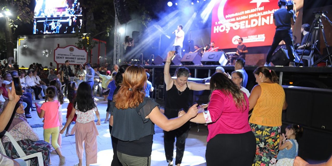 Döşemealtı Badem Şenlikleri,  karnaval havasında yapıldı