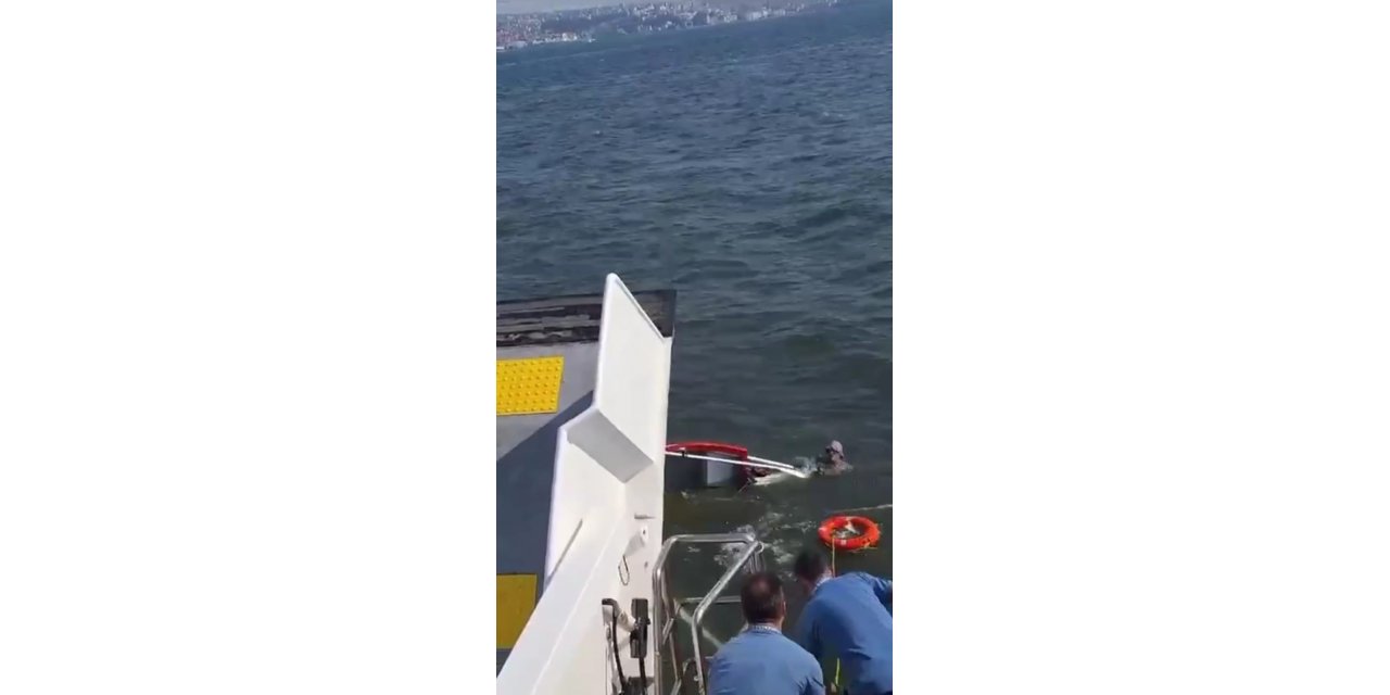 İzmir Körfezi’nde teknesi alabora olan denizci böyle kurtarıldı