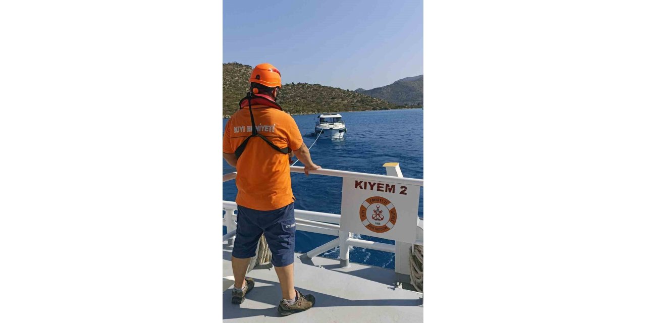 Marmaris açıklarında karaya oturan tekneyi KIYEM ekipleri kurtardı