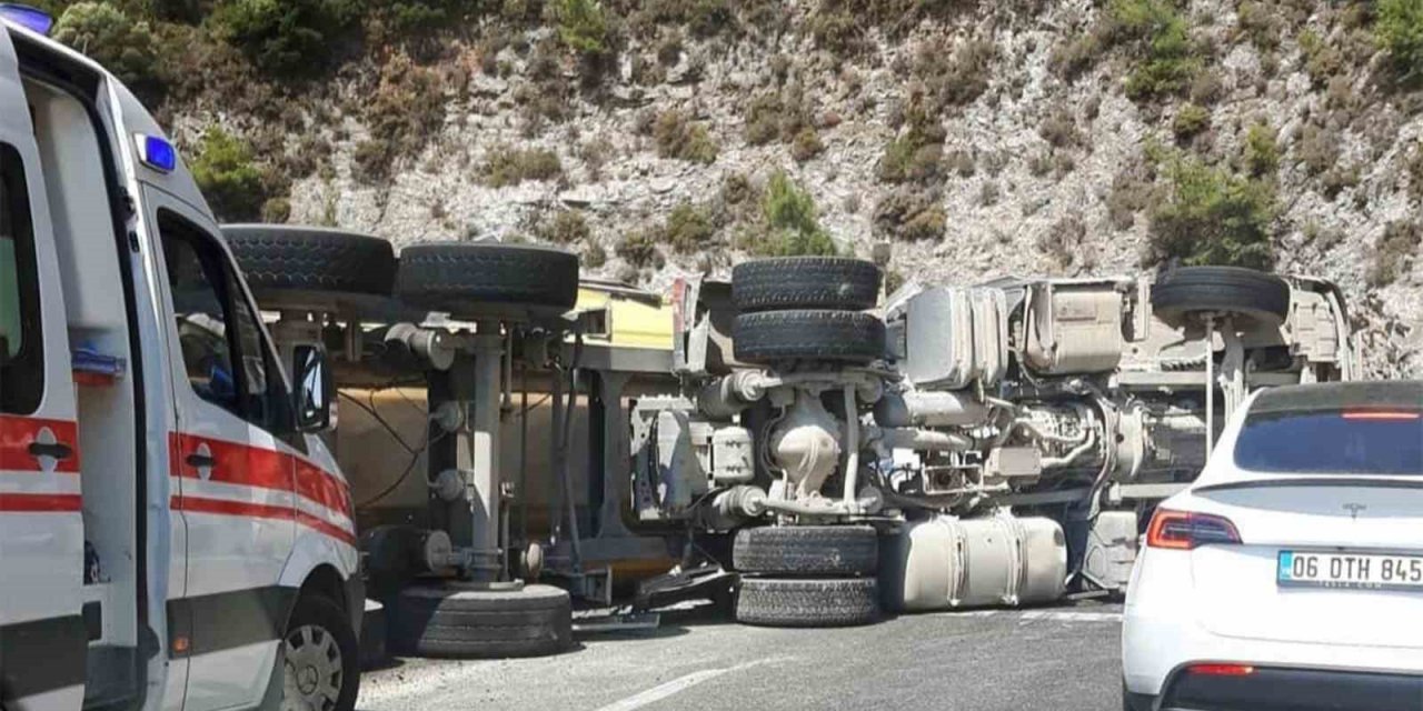 Sakar’da kamyon devrildi, yol trafiğe kapandı