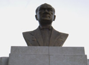 Atatürk heykelleri azaltılmalı çünkü...