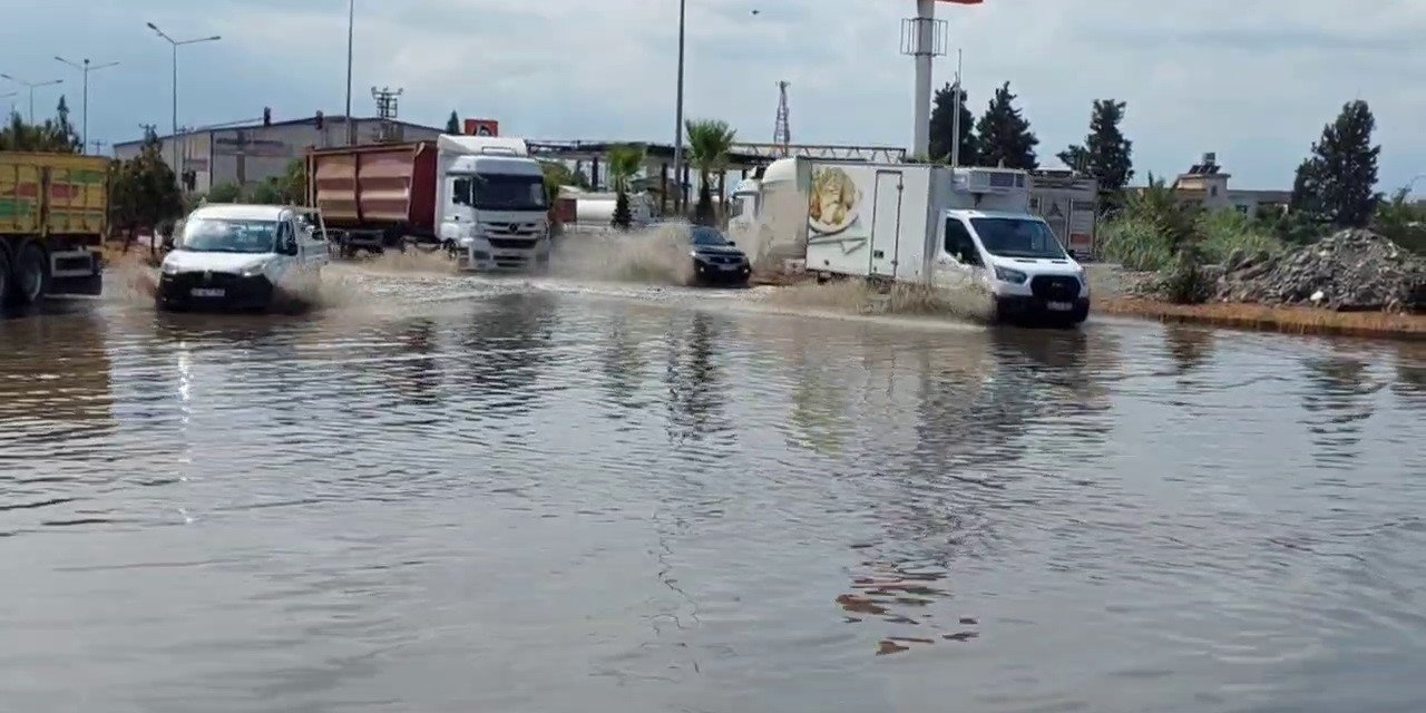 Hatay’da yağış sonrası yollar göle döndü