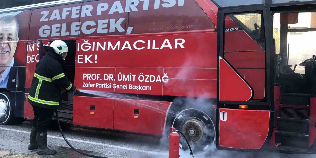 Ümit Özdağ’ın seçim otobüsünde korkutan yangın
