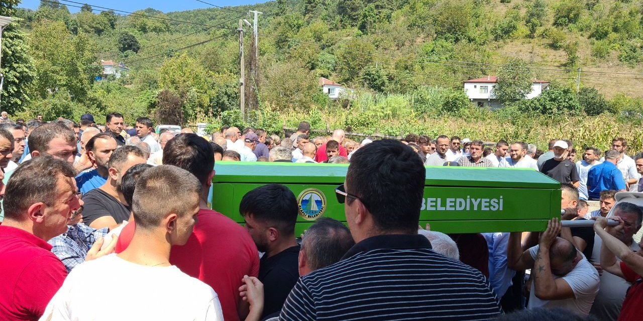 Kalbinden bıçaklanan genç son yolculuğuna uğurlandı
