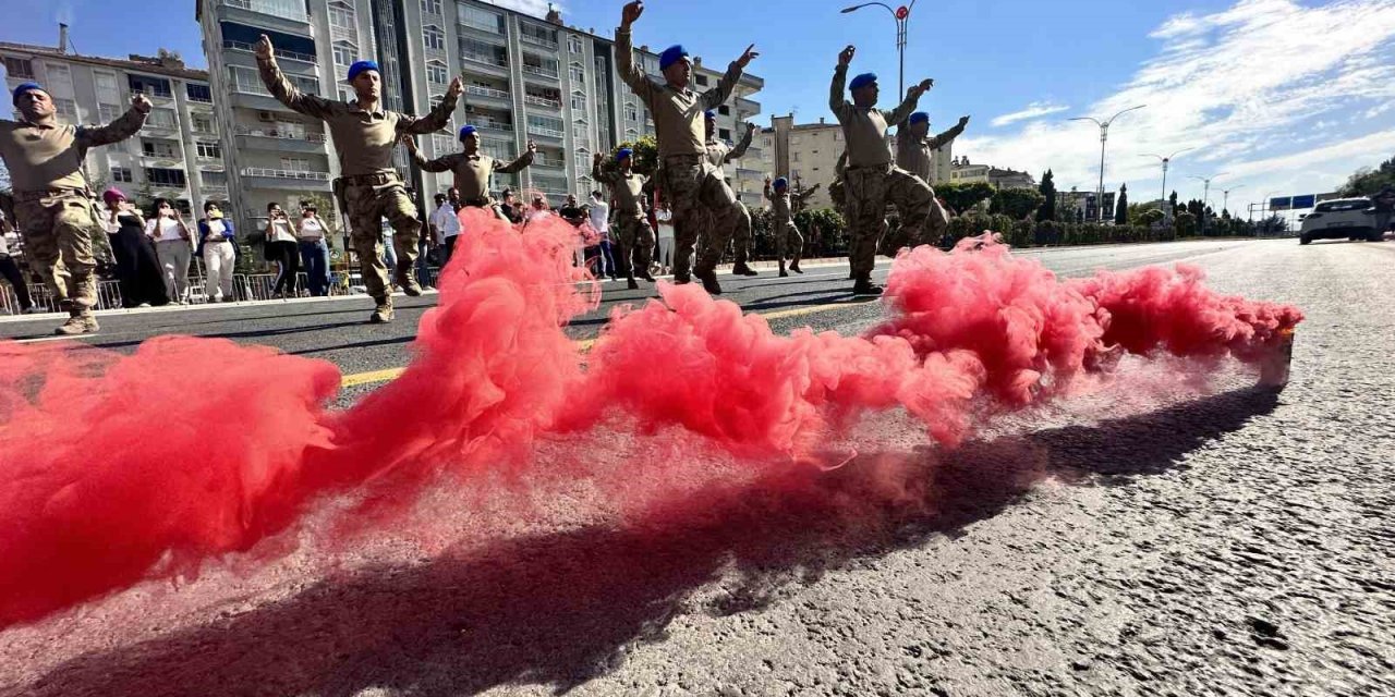 Komandolardan cadde ortasında zeybek gösterisi