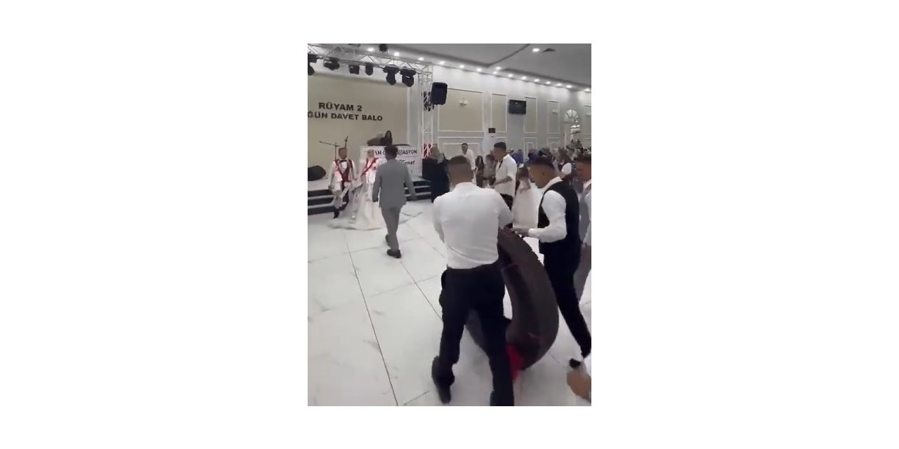 Tır şoförü damada düğünde tır lastiği hediye ettiler