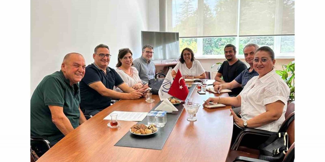 İİBF ile Yabancı Diller Yüksekokulu çalışma toplantısında bir araya geldi