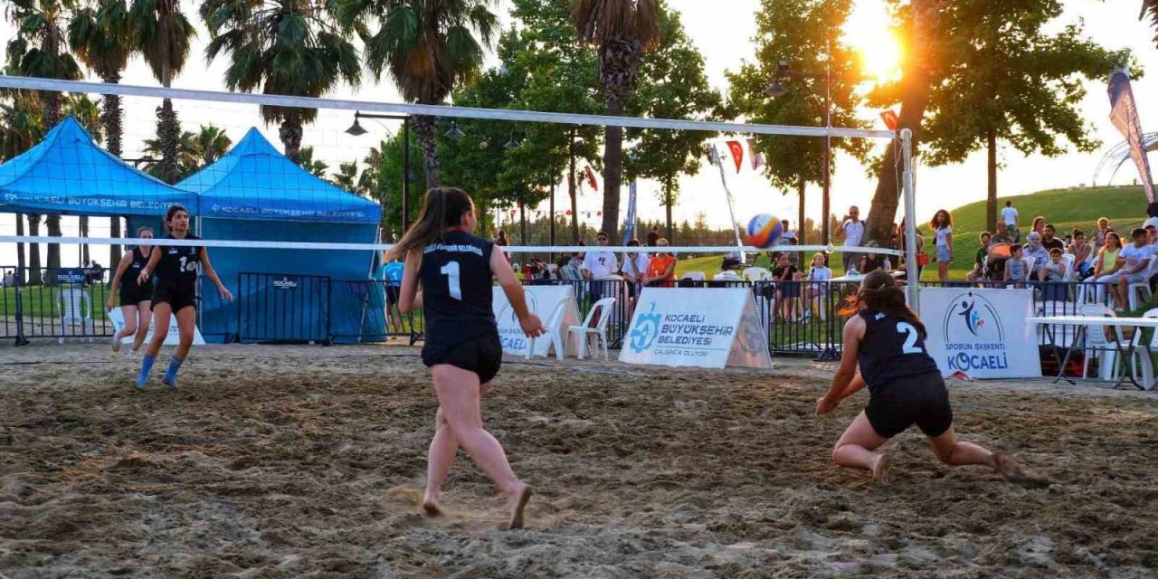 Plaj şenliklerinde kıyasıya yarış