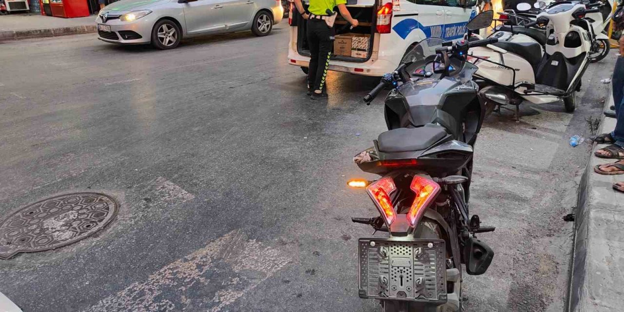 Otomobile arkadan çarpan plakasız motosiklet çalıntı çıktı